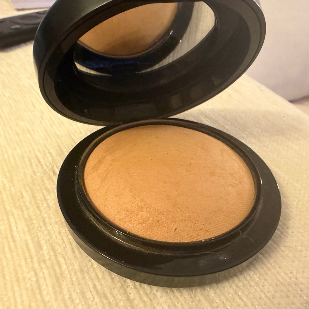 MAC Cosmetics Pressed Powder Foundation medium tan